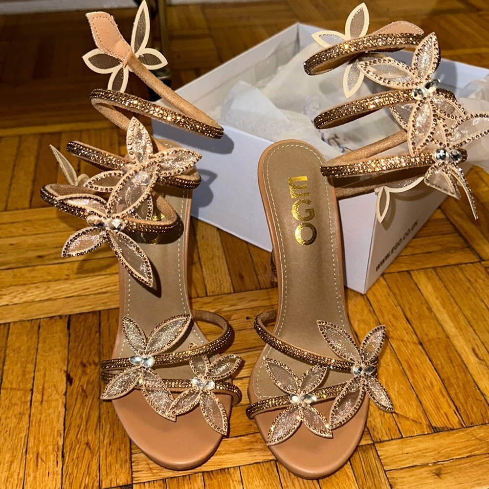 NWOT gold heels